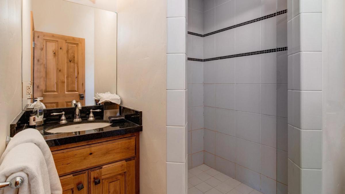 Popular attractions Area Nearby Property